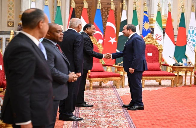 نشاط الرئيس السيسي في قمة الدول الثماني للتعاون الاقتصادي (فيديو وصور) 8 نشاط الرئيس السيسي في قمة الدول الثماني للتعاون الاقتصادي (فيديو وصور)