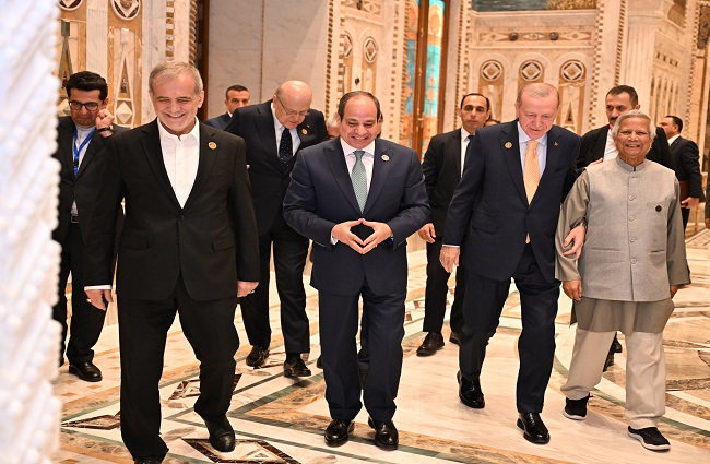 نشاط الرئيس السيسي في قمة الدول الثماني للتعاون الاقتصادي (فيديو وصور) 18 نشاط الرئيس السيسي في قمة الدول الثماني للتعاون الاقتصادي (فيديو وصور)