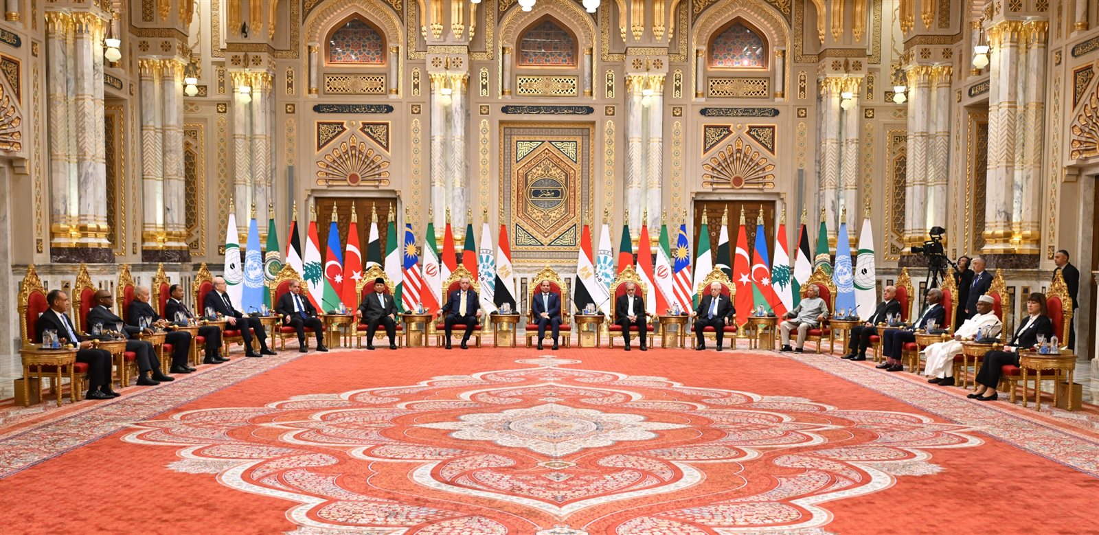 نشاط الرئيس السيسي في قمة الدول الثماني للتعاون الاقتصادي (فيديو وصور) 15 نشاط الرئيس السيسي في قمة الدول الثماني للتعاون الاقتصادي (فيديو وصور)