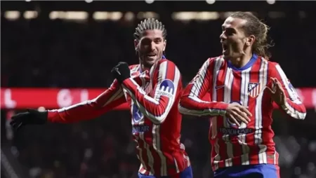 أتلتيكو مدريد ينتزع فوزًا مثيرًا من إشبيلية في الدقائق الأخيرة