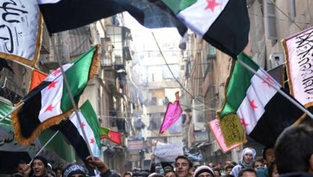 بعد سقوط الأسد.. ماذا ينتظر الاقتصاد السوري؟ الليرة تنهار وتكلفة إعادة الإعمار تقترب من التريليون دولار