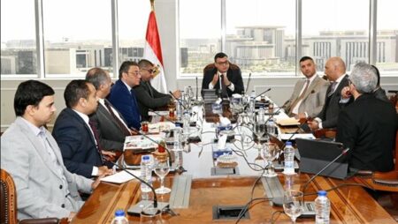 وزير الإسكان يبحث مع مسئولي "سُكنى" سبل التعاون لتطوير مناطق المقابر بالمدن الجديدة