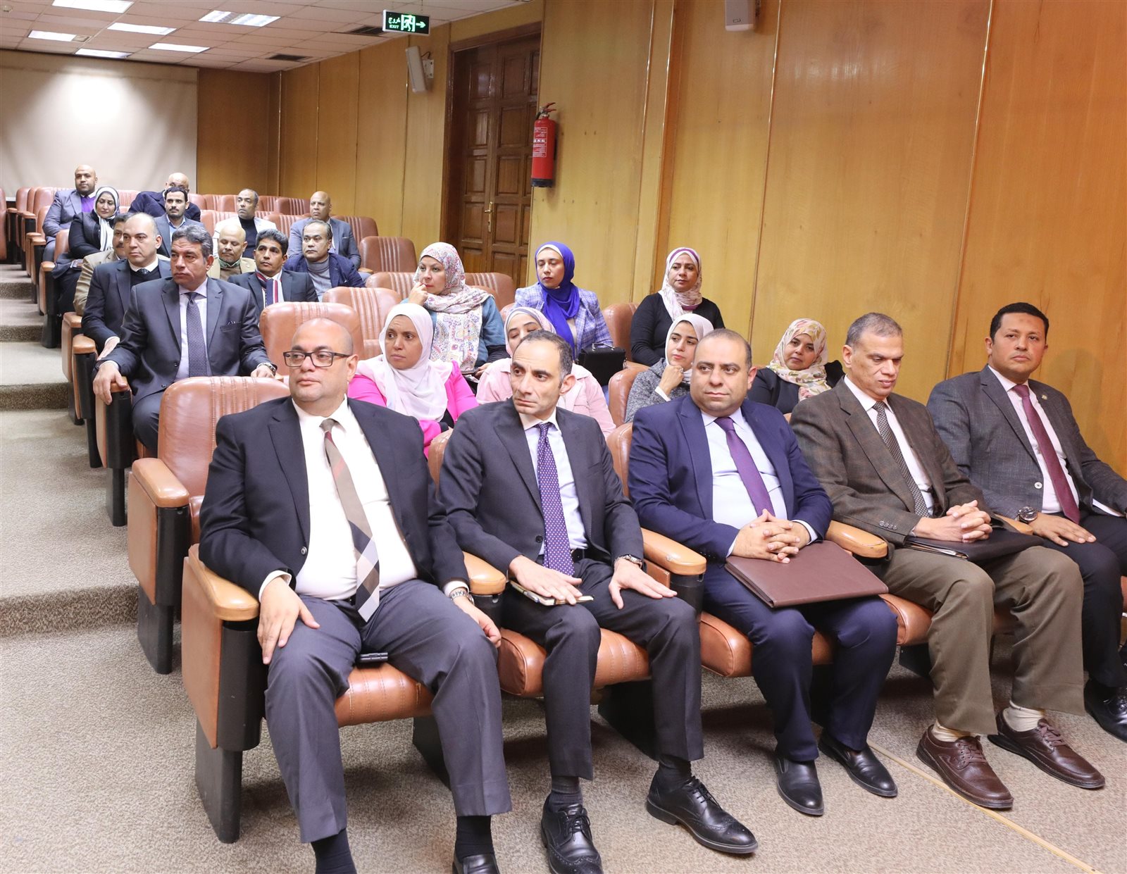 وزير البترول يعقد لقاء موسعاً مع العاملين بمقر هيئة الثروة المعدنية 2 وزير البترول يعقد لقاء موسعاً مع العاملين بمقر هيئة الثروة المعدنية