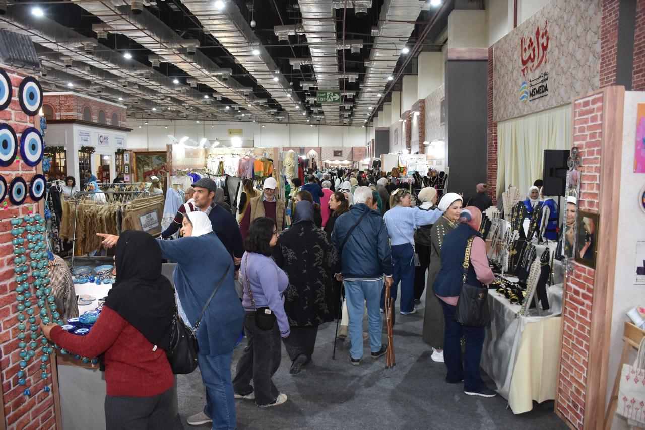 بحضور آلاف الزوار.. غدا ختام فعاليات معرض تراثنا للحرف اليدوية والتراثية 4 بحضور آلاف الزوار.. غدا ختام فعاليات معرض تراثنا للحرف اليدوية والتراثية