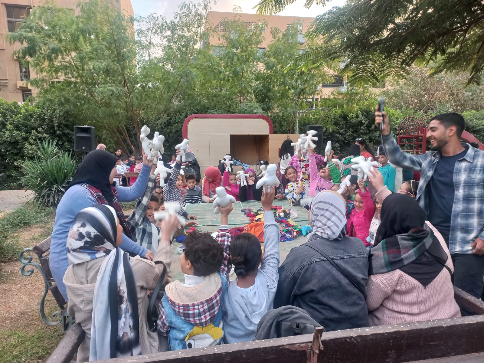 بالصور.. ورشة عمل فنية لأبناء العاملين بحي العجوزة في حديقة الطفل 4 بالصور.. ورشة عمل فنية لأبناء العاملين بحي العجوزة في حديقة الطفل