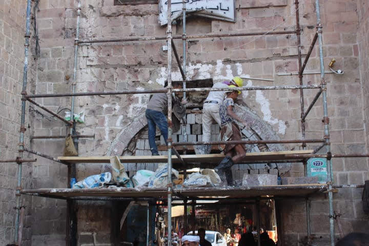 الإرهاب يعصف بالتراث.. جماعة الحوثي تدمر الآثار وتعبث بتاريخ وحضارة اليمن.. نهب منظم وحرب لا تميز بين البشر والحجر 24 الإرهاب يعصف بالتراث.. جماعة الحوثي تدمر الآثار وتعبث بتاريخ وحضارة اليمن.. نهب منظم وحرب لا تميز بين البشر والحجر