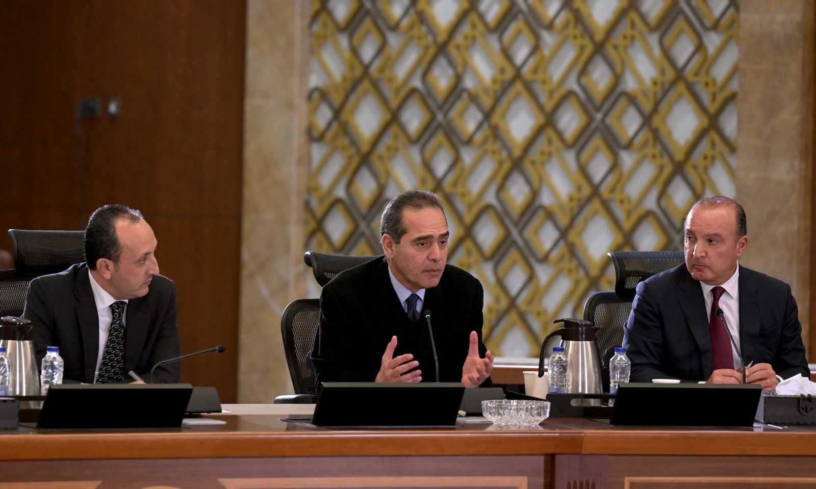 خلال لقائه عددًا من المستثمرين.. رئيس الوزراء يستمع لبعض الآراء المهمة ويُعقب عليها 15 خلال لقائه عددًا من المستثمرين.. رئيس الوزراء يستمع لبعض الآراء المهمة ويُعقب عليها
