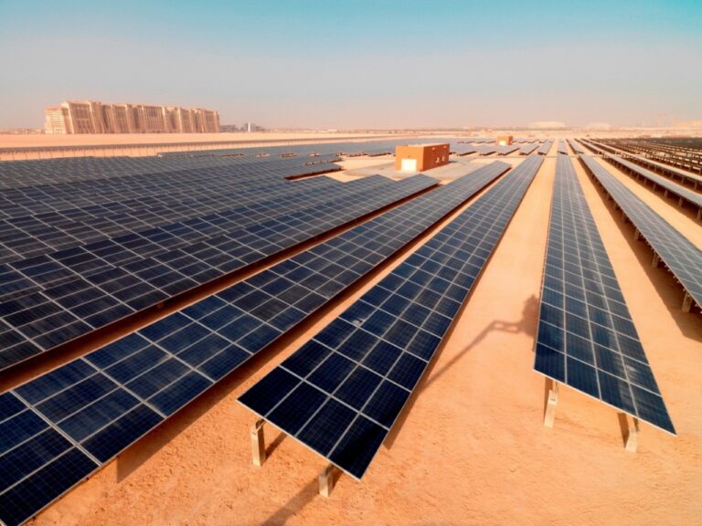 بتكلفة 750 مليون جنيه.. مصر للأسمنت قنا تتعاقد على إنشاء محطة طاقة شمسية بقدرة 20 ميجاواط