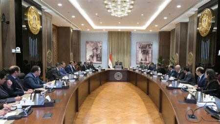 رئيس الوزراء يبحث مقترحات تيسير إنهاء إجراءات وصول السائحين إلى المطارات المصرية