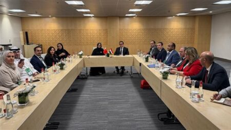 مؤتمر «أرب هيلث» .. وزير الصحة يلتقي نظيرته البحرينية لتعزيز سبل التعاون