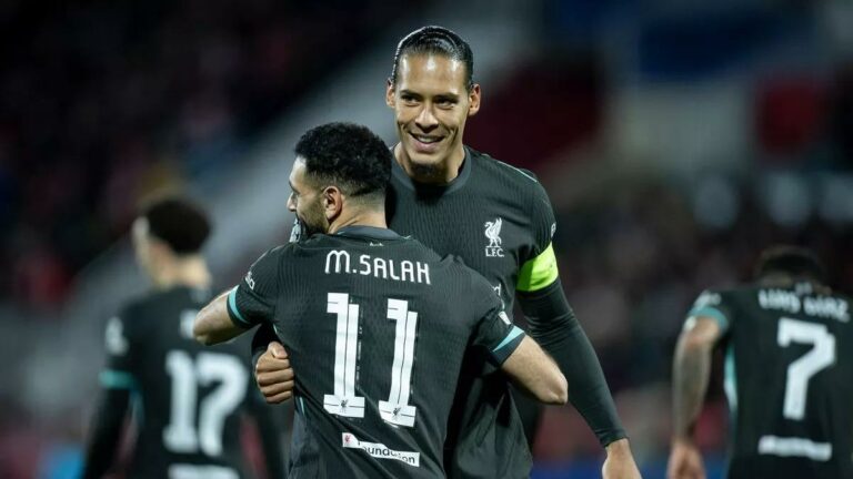ذا أثلتيك تكشف كيف يشعر ليفربول تجاه تمديد عقود محمد صلاح وفان دايك وأرنولد