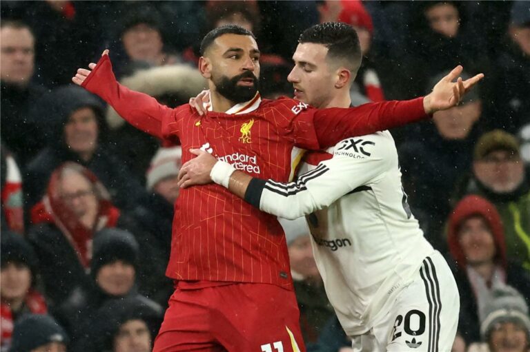 فيديو | محمد صلاح يتسبب في بطاقة صفراء لـ دالوت خلال مباراة ليفربول ومانشستر يونايتد