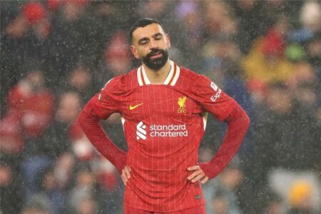 لا يتوقف عن الأرقام القياسية.. محمد صلاح يتجاوز سواريز بعد هدفه في مانشستر يونايتد