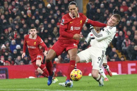 فيديو | فان دايك يشتعل غضبًا تجاه لاعب ليفربول في مباراة مانشستر يونايتد
