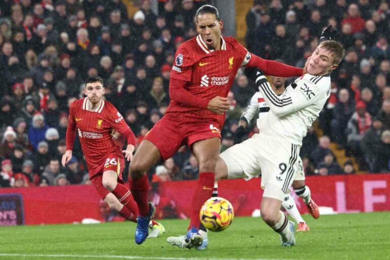 فيديو | فان دايك يشتعل غضبًا تجاه لاعب ليفربول في مباراة مانشستر يونايتد