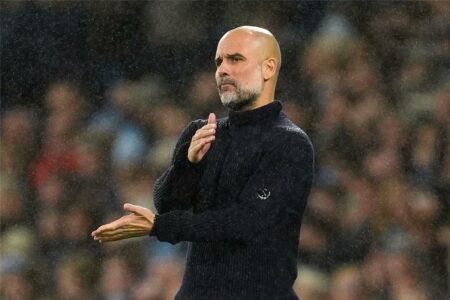 جوارديولا يوجه رسالة للاعب مانشستر سيتي: عليك القتال للعب أساسيًا