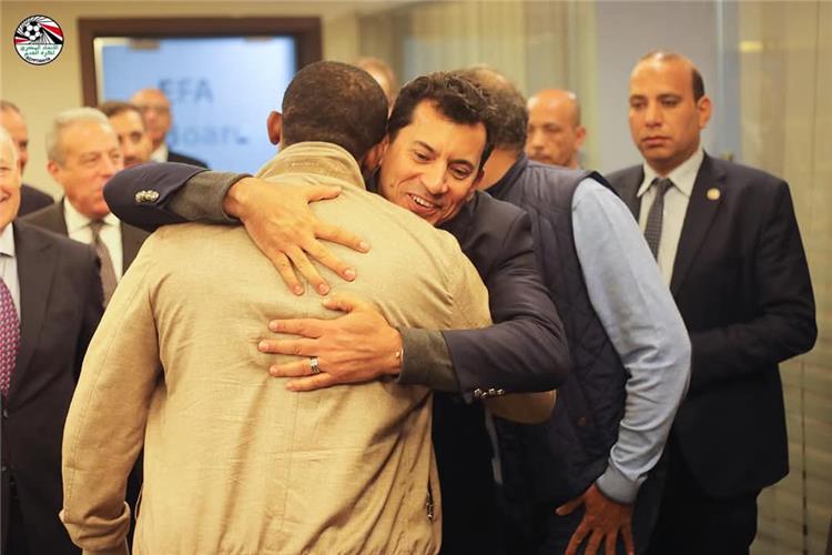 صور | اتحاد الكرة يستقبل وزير الرياضة لتهنئة هاني أبو ريدة