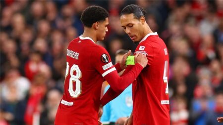 فيديو | لاعب ليفربول يتعرض للإصابة ويغادر مباراة توتنهام في كأس كارباو