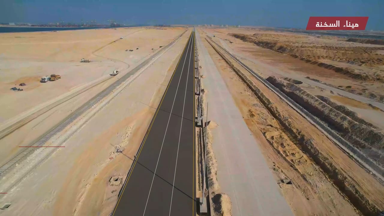 استكمال تنفيذ أعمال مشروع تطوير ميناء السخنة.. صور 4 استكمال تنفيذ أعمال مشروع تطوير ميناء السخنة.. صور