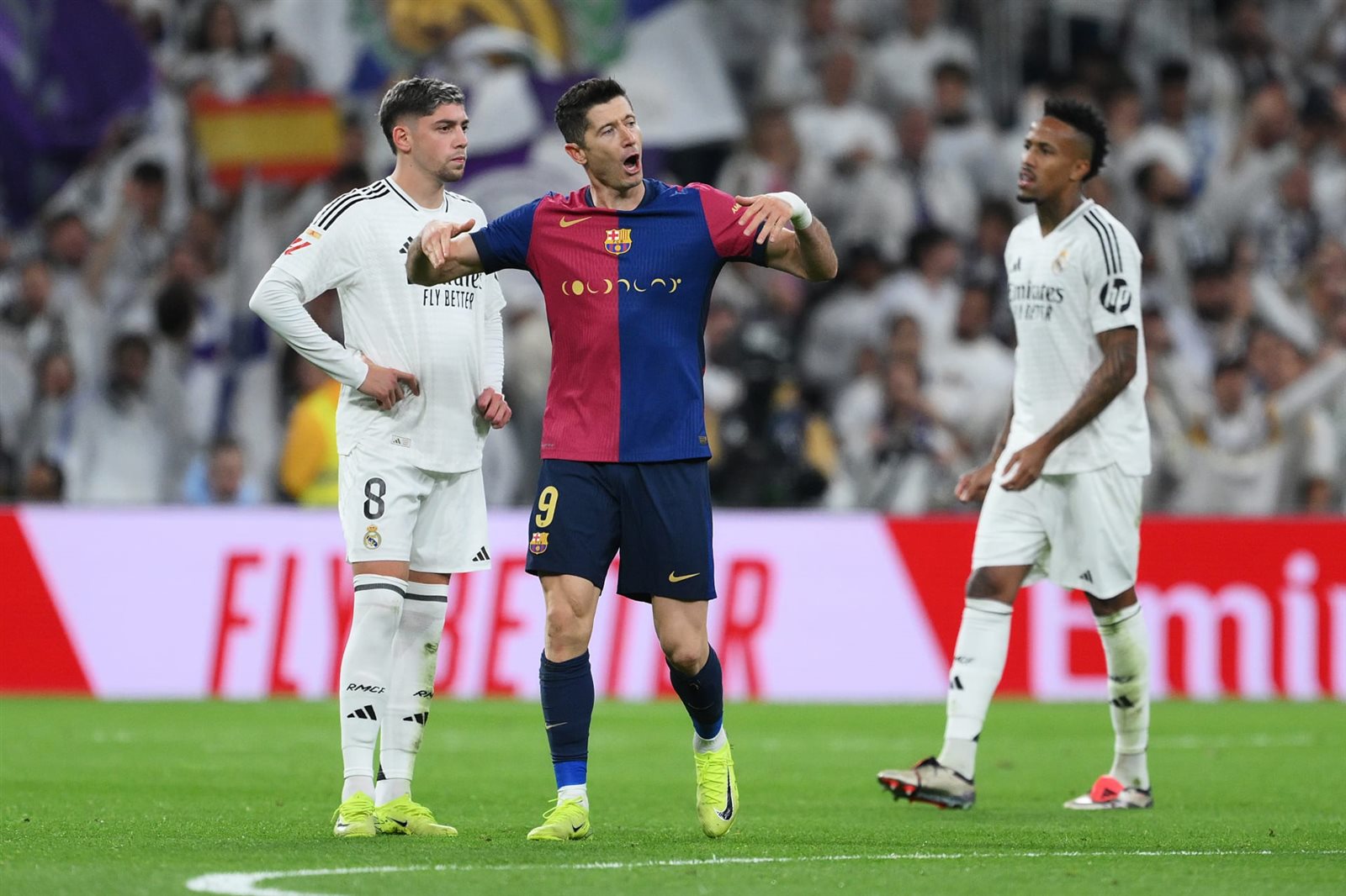 الليلة.. كلاسيكو نهائي كأس السوبر الإسباني بين ريال مدريد وبرشلونة بأجواء عربية 3 الليلة.. كلاسيكو نهائي كأس السوبر الإسباني بين ريال مدريد وبرشلونة بأجواء عربية