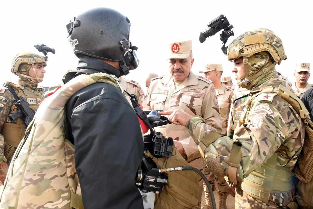 رئيس أركان حرب القوات المسلحة يتفقد عددا من الأنشطة التدريبية لقوات المظلات.. شاهد