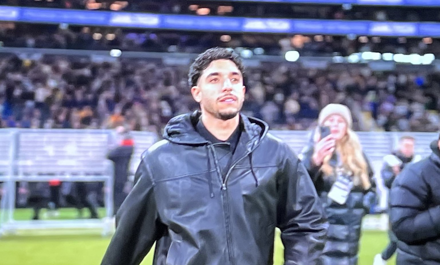 بالصور| مرموش يودع جماهير فرانكفورت قبل انتقاله إلى مانشستر سيتي.. ويظهر باكيًا 2 بالصور| مرموش يودع جماهير فرانكفورت قبل انتقاله إلى مانشستر سيتي.. ويظهر باكيًا