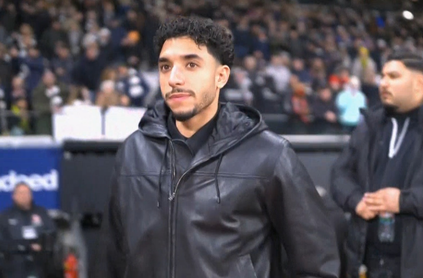 بالصور| مرموش يودع جماهير فرانكفورت قبل انتقاله إلى مانشستر سيتي.. ويظهر باكيًا 4 بالصور| مرموش يودع جماهير فرانكفورت قبل انتقاله إلى مانشستر سيتي.. ويظهر باكيًا
