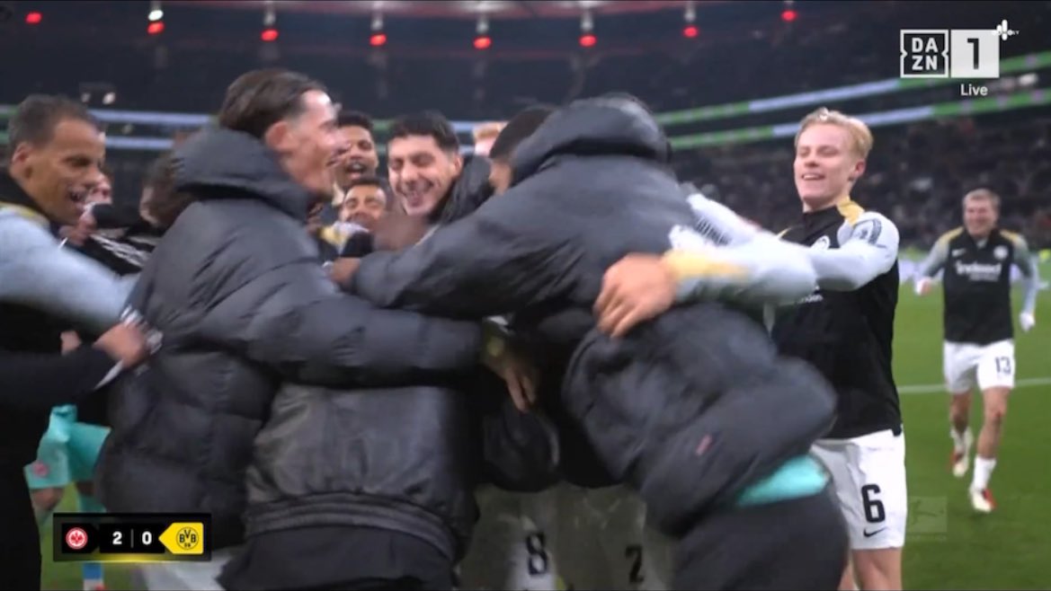 بالصور| مرموش يودع جماهير فرانكفورت قبل انتقاله إلى مانشستر سيتي.. ويظهر باكيًا 6 بالصور| مرموش يودع جماهير فرانكفورت قبل انتقاله إلى مانشستر سيتي.. ويظهر باكيًا