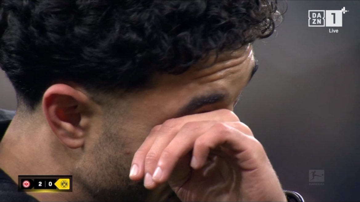 بالصور| مرموش يودع جماهير فرانكفورت قبل انتقاله إلى مانشستر سيتي.. ويظهر باكيًا 9 بالصور| مرموش يودع جماهير فرانكفورت قبل انتقاله إلى مانشستر سيتي.. ويظهر باكيًا