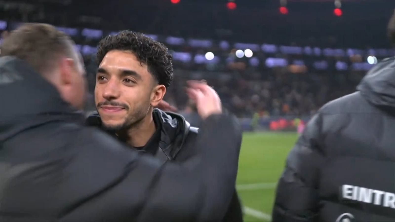 بالصور| مرموش يودع جماهير فرانكفورت قبل انتقاله إلى مانشستر سيتي.. ويظهر باكيًا 12 بالصور| مرموش يودع جماهير فرانكفورت قبل انتقاله إلى مانشستر سيتي.. ويظهر باكيًا