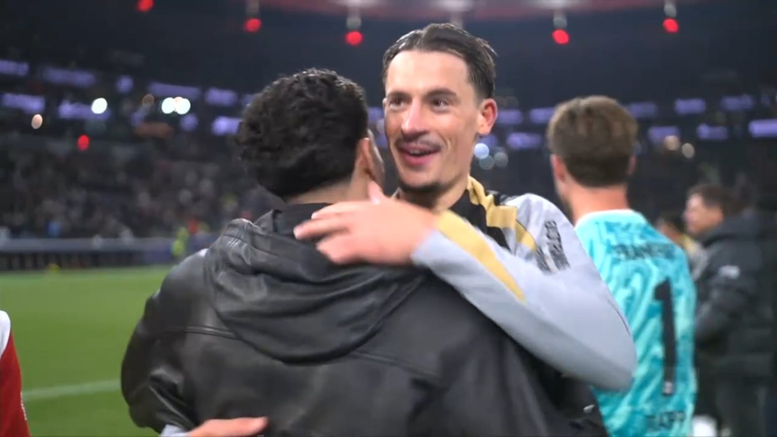 بالصور| مرموش يودع جماهير فرانكفورت قبل انتقاله إلى مانشستر سيتي.. ويظهر باكيًا 13 بالصور| مرموش يودع جماهير فرانكفورت قبل انتقاله إلى مانشستر سيتي.. ويظهر باكيًا