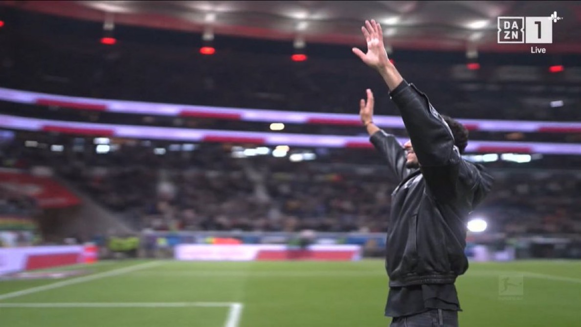 بالصور| مرموش يودع جماهير فرانكفورت قبل انتقاله إلى مانشستر سيتي.. ويظهر باكيًا 8 بالصور| مرموش يودع جماهير فرانكفورت قبل انتقاله إلى مانشستر سيتي.. ويظهر باكيًا