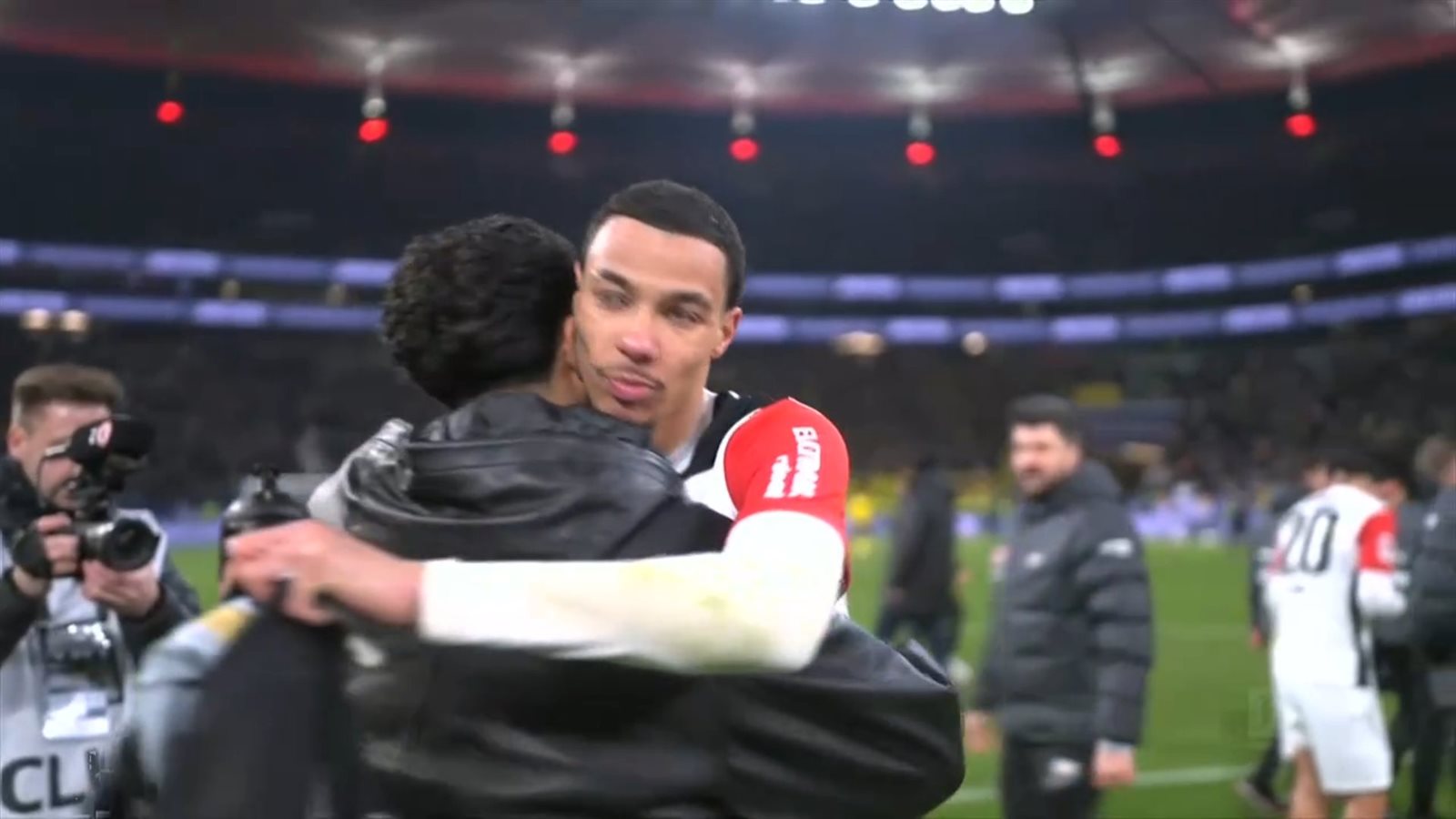 بالصور| مرموش يودع جماهير فرانكفورت قبل انتقاله إلى مانشستر سيتي.. ويظهر باكيًا 10 بالصور| مرموش يودع جماهير فرانكفورت قبل انتقاله إلى مانشستر سيتي.. ويظهر باكيًا