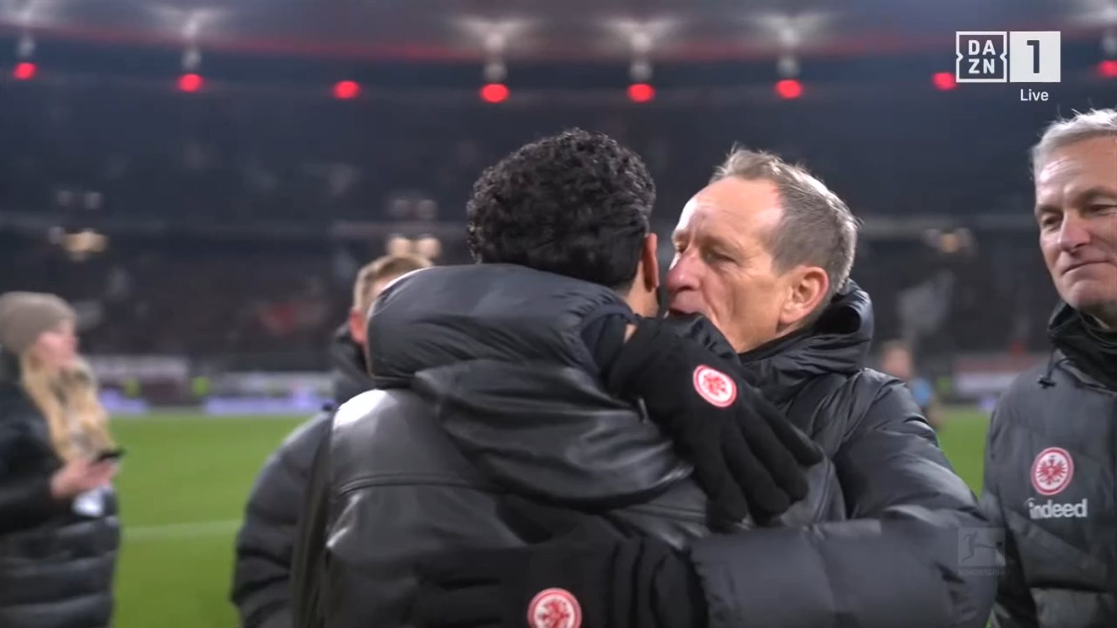 بالصور| مرموش يودع جماهير فرانكفورت قبل انتقاله إلى مانشستر سيتي.. ويظهر باكيًا 11 بالصور| مرموش يودع جماهير فرانكفورت قبل انتقاله إلى مانشستر سيتي.. ويظهر باكيًا