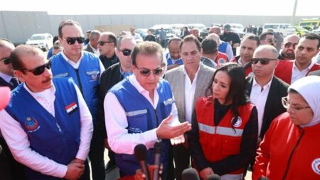 وزير الصحة يتفقد الحجر الصحي بمعبر رفح البري ويطمئن على توافر الطعوم المقررة للوافدين الفلسطينين