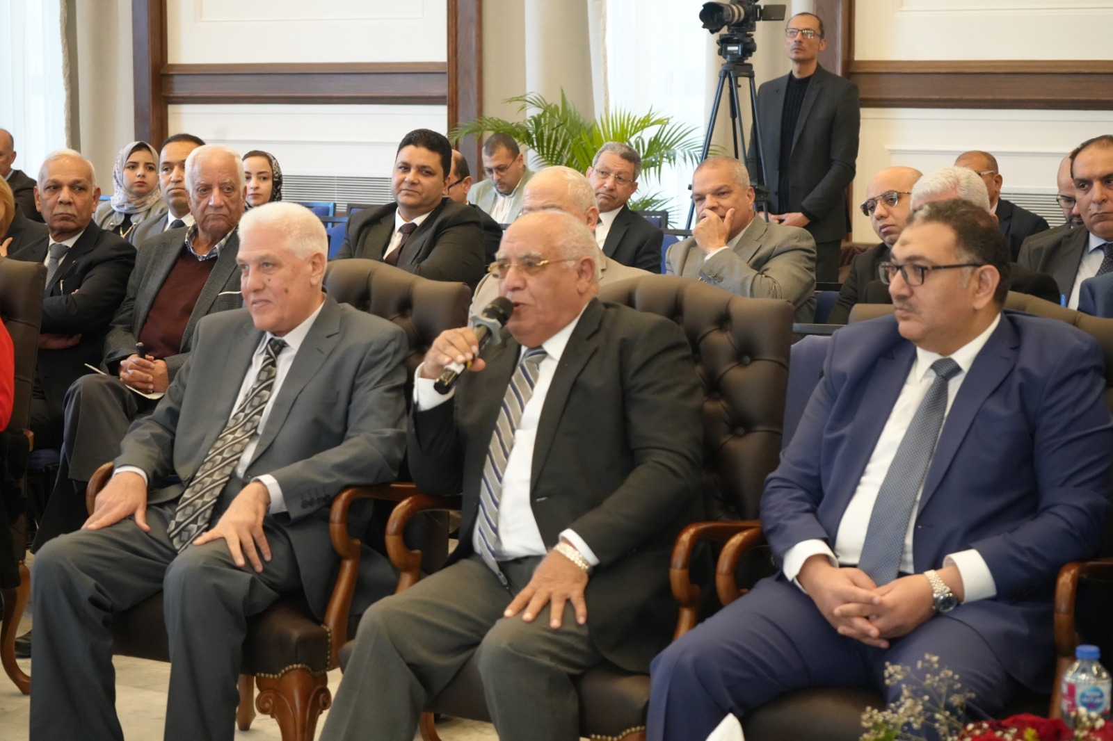سنعمل سويًا لدفع وتنمية دور القطاع الخاص ودعمه للمنافسة الدولية 10 سنعمل سويًا لدفع وتنمية دور القطاع الخاص ودعمه للمنافسة الدولية