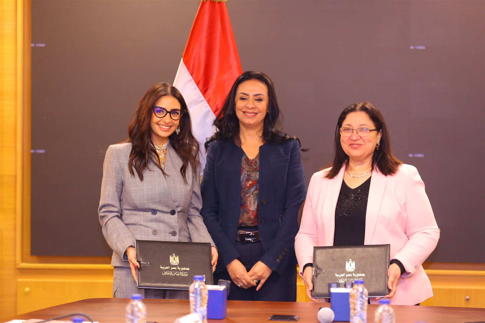 وزيرة التضامن تشهد توقيع بروتوكول تعاون مع مؤسسة ساويرس للتوسع في برنامج «باب أمل» 1 وزيرة التضامن تشهد توقيع بروتوكول تعاون مع مؤسسة ساويرس للتوسع في برنامج «باب أمل»