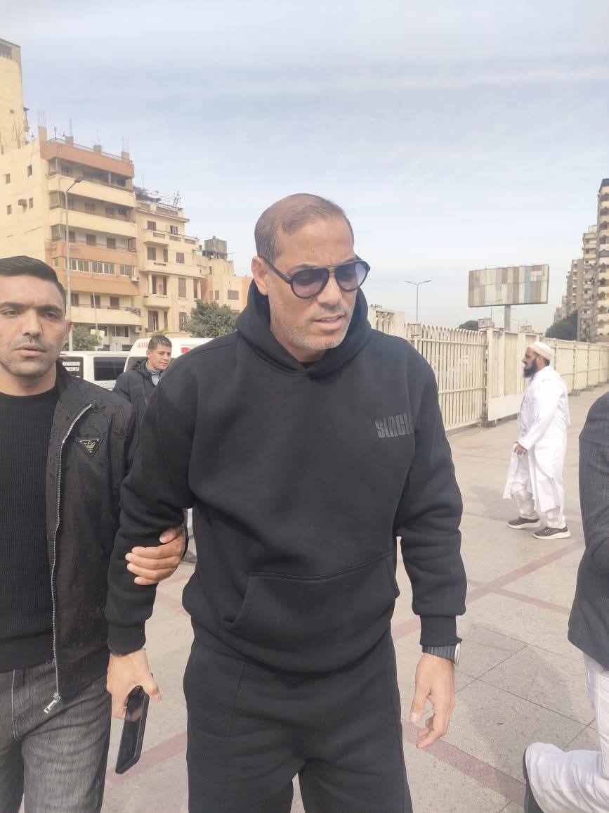 الخطيب وحسن حمدي وطاهر أبوزيد في جنازة ميمي الشربيني|صور 5 الخطيب وحسن حمدي وطاهر أبوزيد في جنازة ميمي الشربيني|صور