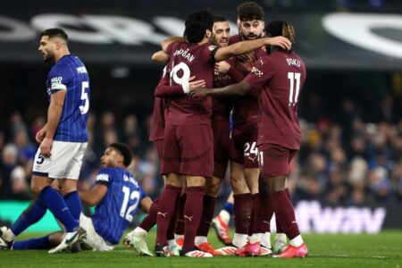 جماهير مانشستر سيتي تستغل إيبسويتش تاون للسخرية من يونايتد