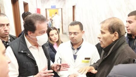 وزير الصحة يوجه بسرعة إجراء عملية جراحية لطفلة خلال تفقده مستشفى النصر بحلوان