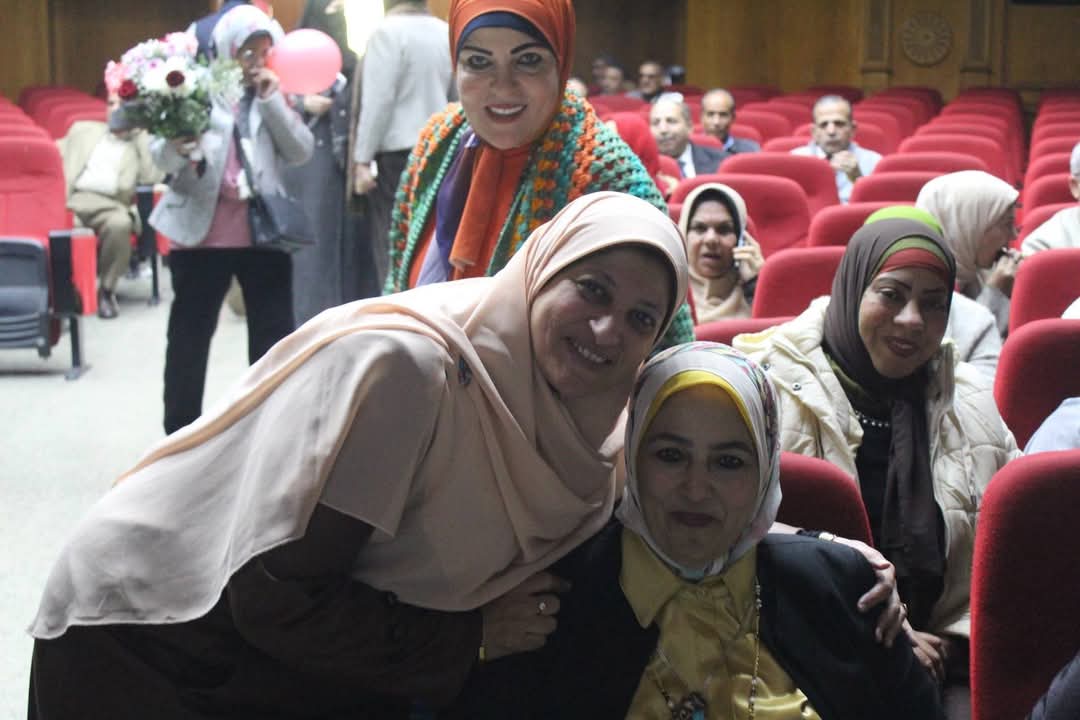 تكريم سمية الخطيب وكيل مديرية التربية والتعليم بالجيزة لبلوغه سن المعاش 1 تكريم سمية الخطيب وكيل مديرية التربية والتعليم بالجيزة لبلوغه سن المعاش