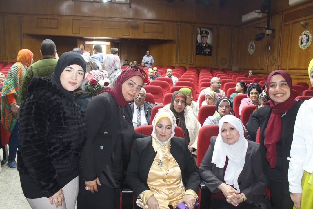 تكريم سمية الخطيب وكيل مديرية التربية والتعليم بالجيزة لبلوغه سن المعاش 2 تكريم سمية الخطيب وكيل مديرية التربية والتعليم بالجيزة لبلوغه سن المعاش