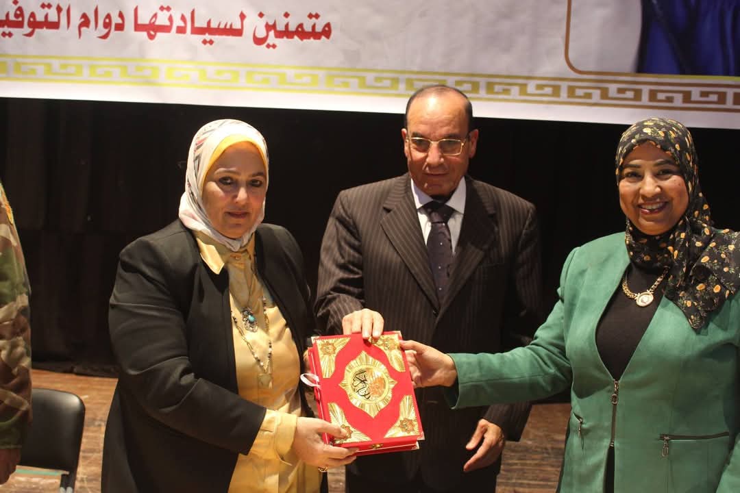 تكريم سمية الخطيب وكيل مديرية التربية والتعليم بالجيزة لبلوغه سن المعاش 6 تكريم سمية الخطيب وكيل مديرية التربية والتعليم بالجيزة لبلوغه سن المعاش