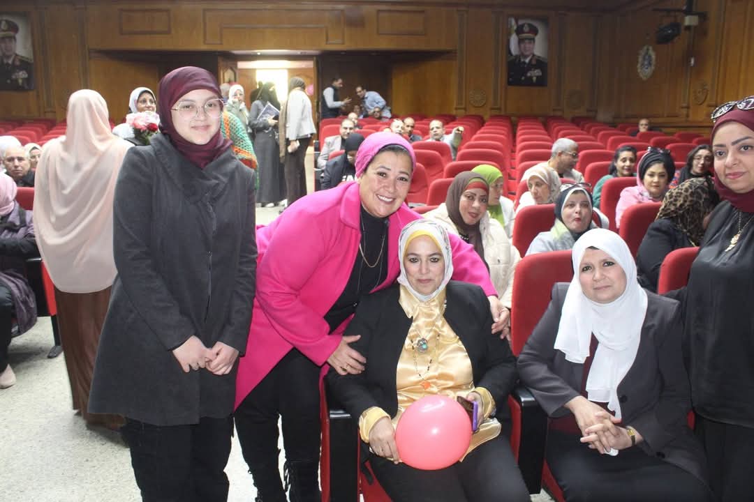 تكريم سمية الخطيب وكيل مديرية التربية والتعليم بالجيزة لبلوغه سن المعاش 4 تكريم سمية الخطيب وكيل مديرية التربية والتعليم بالجيزة لبلوغه سن المعاش