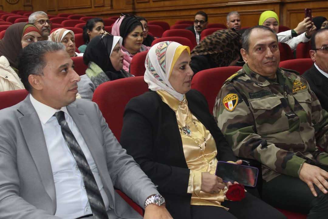 تكريم سمية الخطيب وكيل مديرية التربية والتعليم بالجيزة لبلوغه سن المعاش 3 تكريم سمية الخطيب وكيل مديرية التربية والتعليم بالجيزة لبلوغه سن المعاش