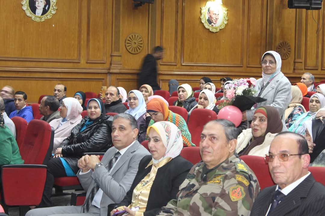 تكريم سمية الخطيب وكيل مديرية التربية والتعليم بالجيزة لبلوغه سن المعاش 11 تكريم سمية الخطيب وكيل مديرية التربية والتعليم بالجيزة لبلوغه سن المعاش