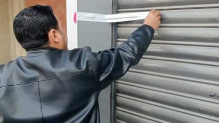مخالف للتراخيص.. غلق وتشميع معرض سيارات عزوز بمدينة نصر| صور