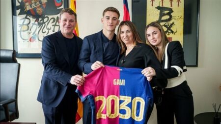 برشلونة يستمر في تحصين نجومه بعقد طويل الأمد