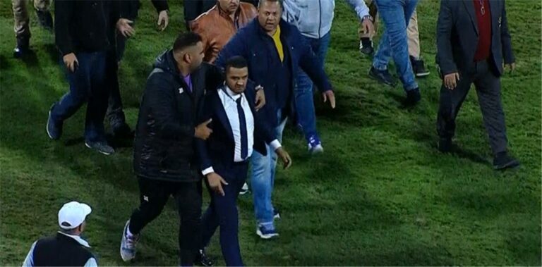 فيديو | عضو مجلس الإسماعيلي يقتحم الملعب ويعتدي على حكم مباراة طلائع الجيش