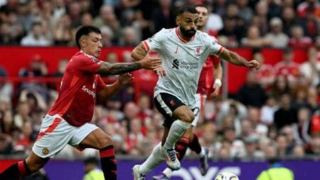 اليوم.. محمد صلاح وليفربول يتربصان بـ«مانشستر يونايتد» في كلاسيكو إنجلترا